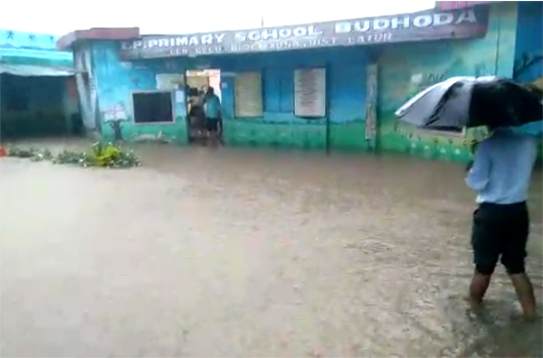 अनेक मतदान केंद्रात पाणीच पाणी
